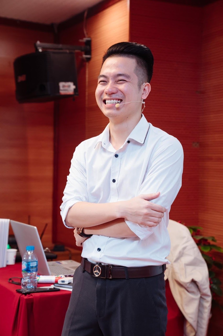 CEO Văn Chính Ecom Academy: Từ chàng sinh viên tay trắng đến “phù thủy” trong giới kinh doanh online