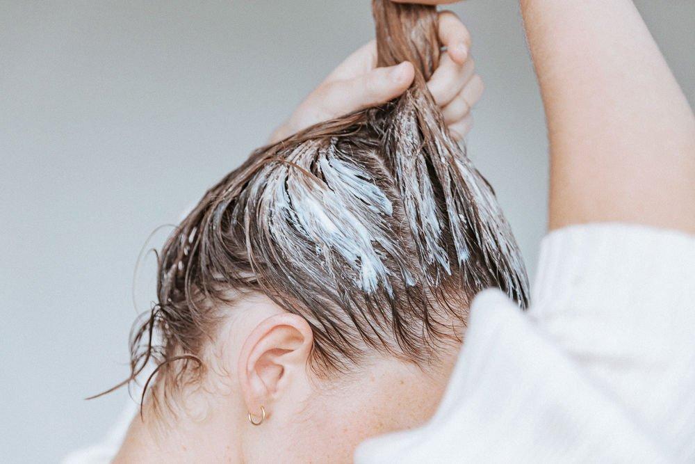 Những sai lầm thường gặp khiến tóc nhuộm dễ bay màu và hư tổn - ảnh 2