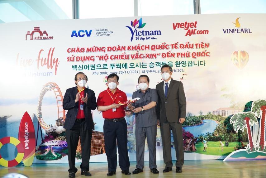 HOT: Phú Quốc đón đoàn khách hộ chiếu vaccine đầu tiên đến Việt Nam - ảnh 8