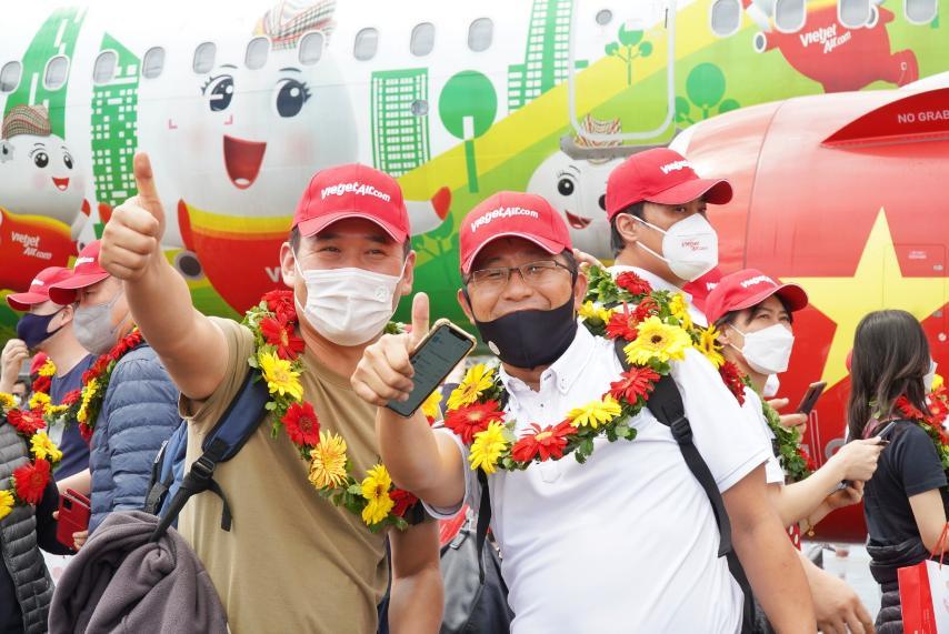 HOT: Phú Quốc đón đoàn khách hộ chiếu vaccine đầu tiên đến Việt Nam - ảnh 6