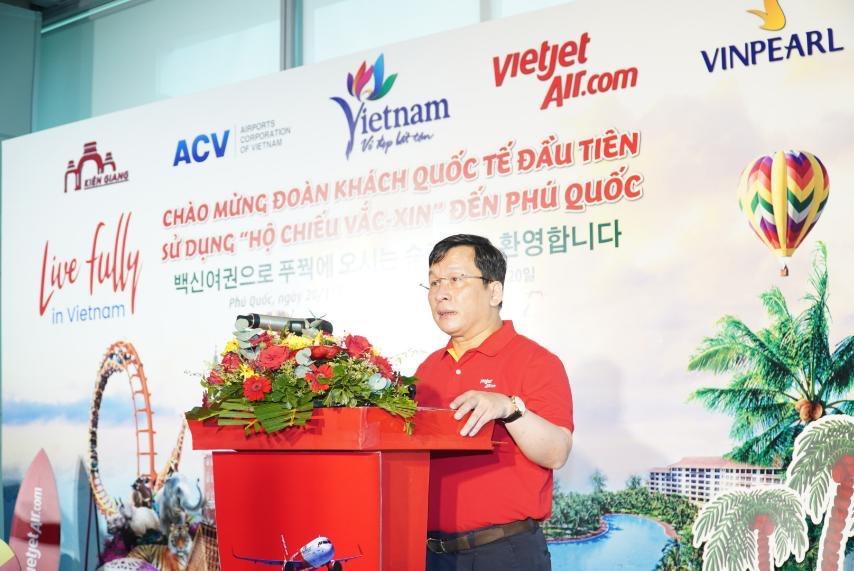 HOT: Phú Quốc đón đoàn khách hộ chiếu vaccine đầu tiên đến Việt Nam - ảnh 12