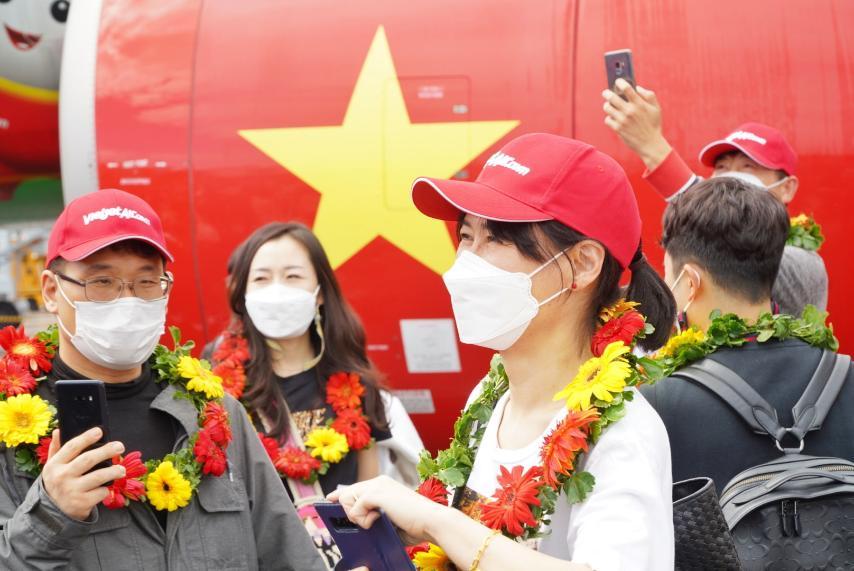 HOT: Phú Quốc đón đoàn khách hộ chiếu vaccine đầu tiên đến Việt Nam - ảnh 5