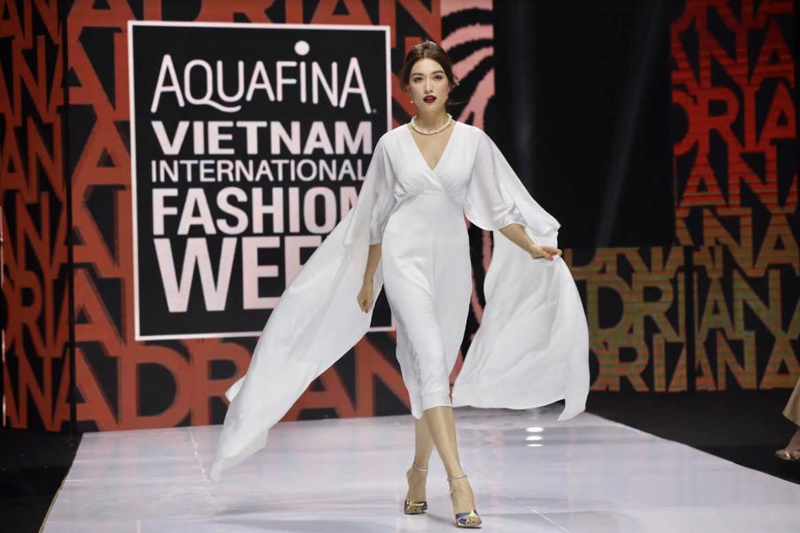 Thanh Hằng diễn mở màn Aquafina Tuần lễ Thời trang Quốc tế Việt Nam