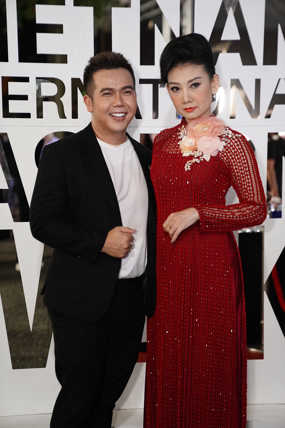 Hoa hậu Khánh Vân mặc áo dài dự thảm đỏ Tuần lễ Thời trang Việt Nam