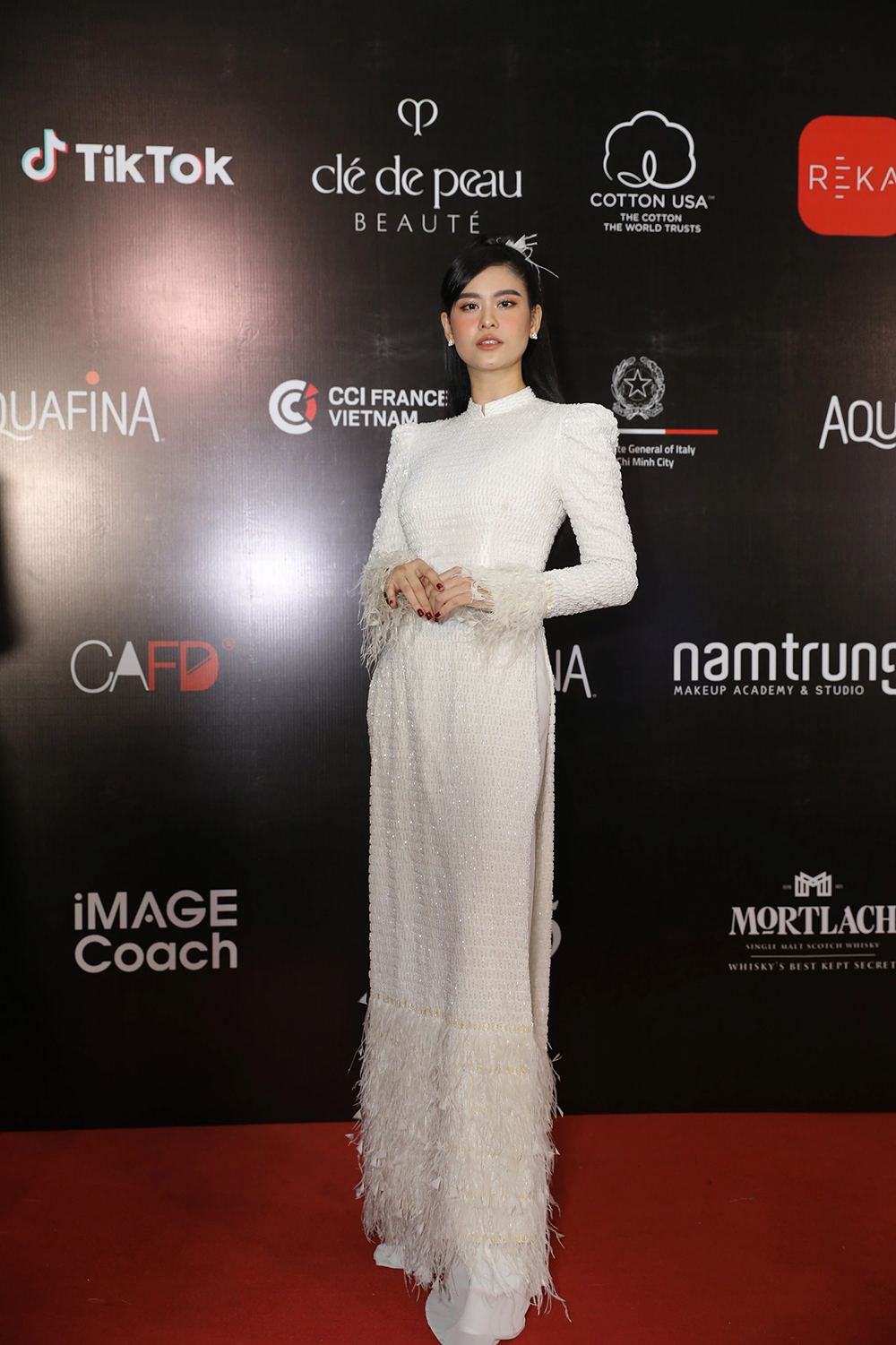 Hoa hậu Khánh Vân mặc áo dài dự thảm đỏ Tuần lễ Thời trang Việt Nam