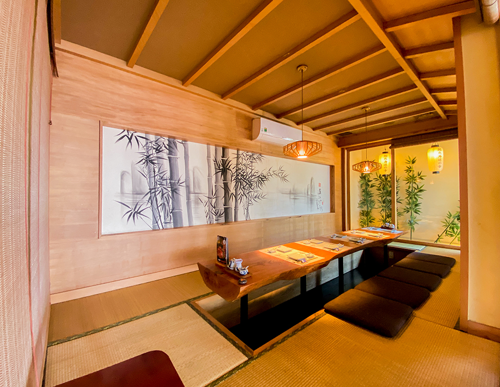 Đến Sushi Hokkaido Sachi không chỉ tận hưởng món ngon mà còn thưởng lãm cả bầu trời kiến trúc Nhật.