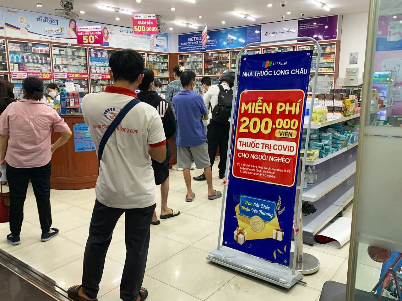 FPT Long Châu tặng 200.000 viên thuốc đặc trị Covid Molnupiravir cho người nghèo