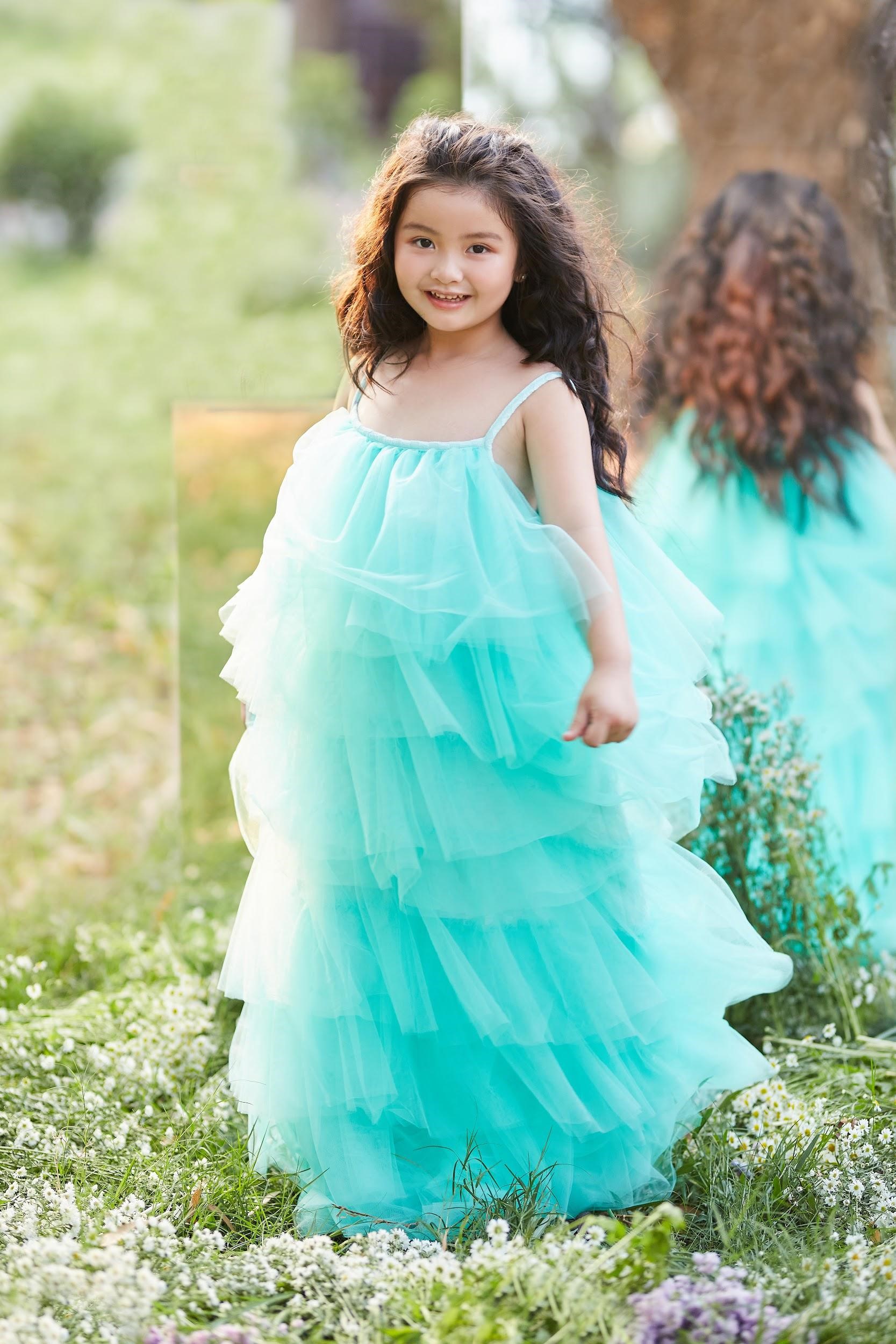 Annie Phương Anh khoe nụ cười thiên thần trong trang phục của NTK Phương Hồ