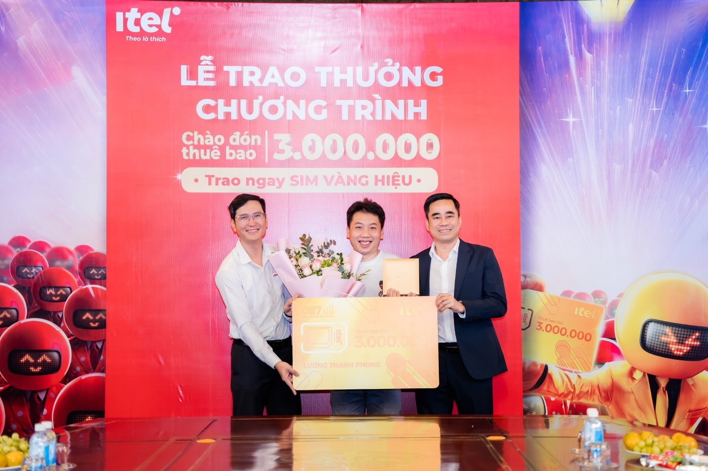 Trao giải mừng 3 triệu thuê bao – iTel tặng chủ nhân giải thưởng SIM Vàng trị giá 300.000.000 VNĐ
