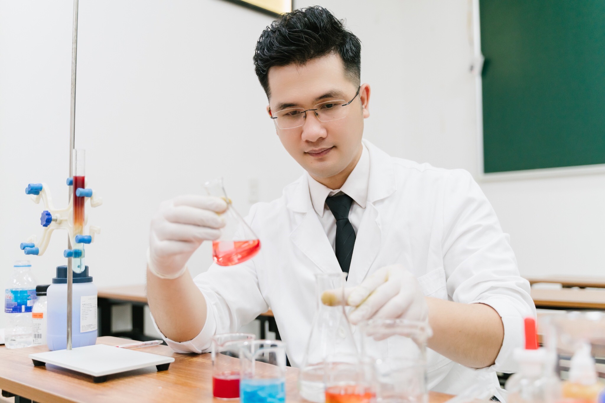 Chinh phục mọi tiết học Hoá cùng thầy Dương Hà và Kiến Guru Chinh phục mọi tiết học Hoá cùng thầy Dương Hà và Kiến Guru