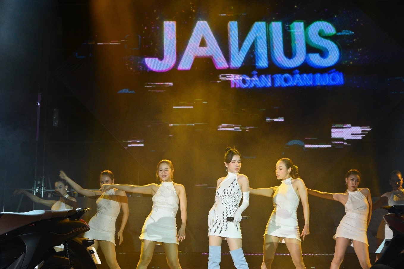 BinZ, Hoàng Dũng, Lyly, Chillies cùng DJ quốc tế Plastik Funk “đốt cháy” Janus Campus Tour BinZ, Hoàng Dũng, Lyly, Chillies cùng DJ quốc tế Plastik Funk “đốt cháy” Janus Campus Tour