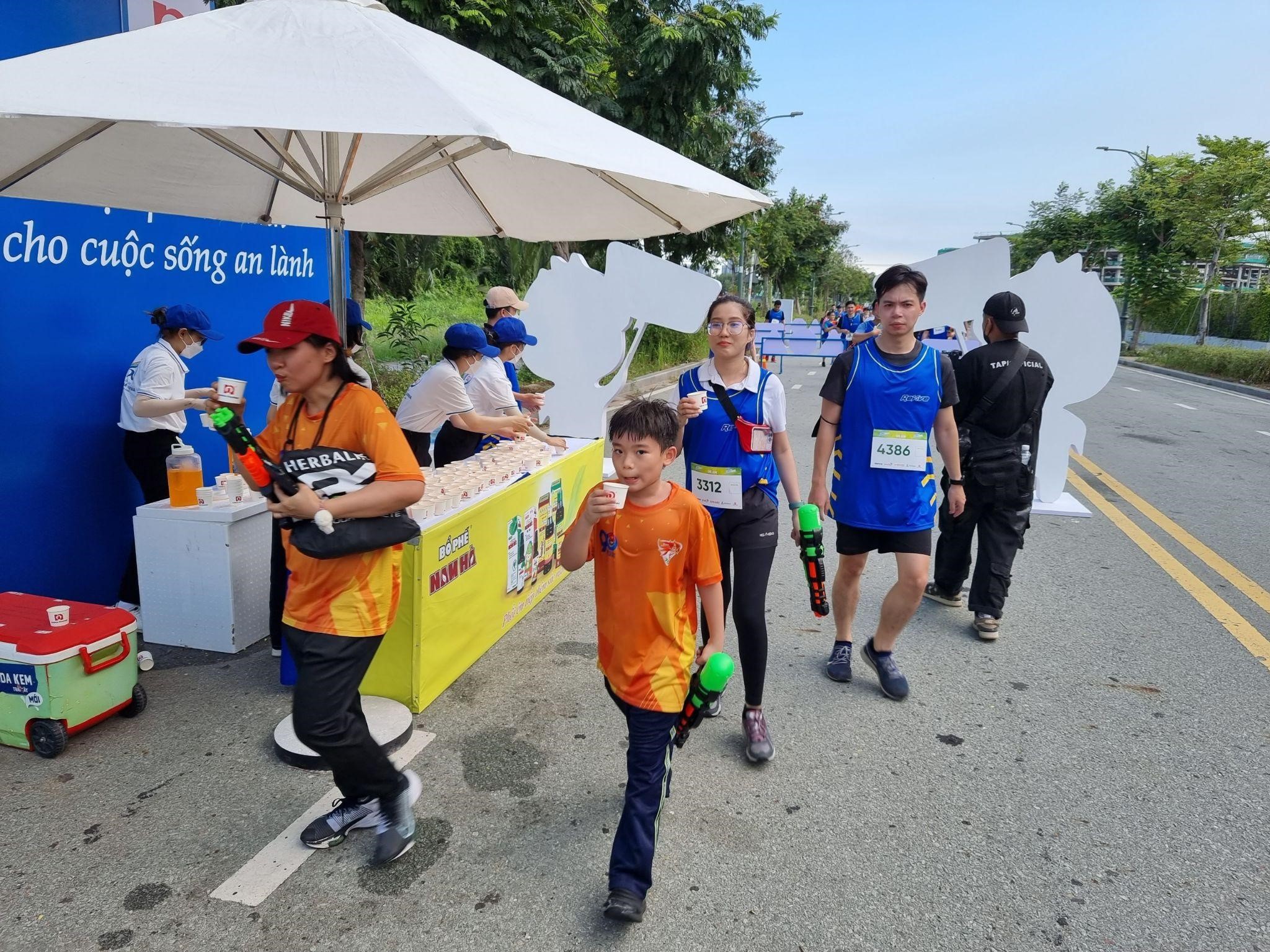 Cùng Dược Nam Hà nâng cao sức khỏe cho vận động viên tại đường chạy nước Revive Water Run 2022