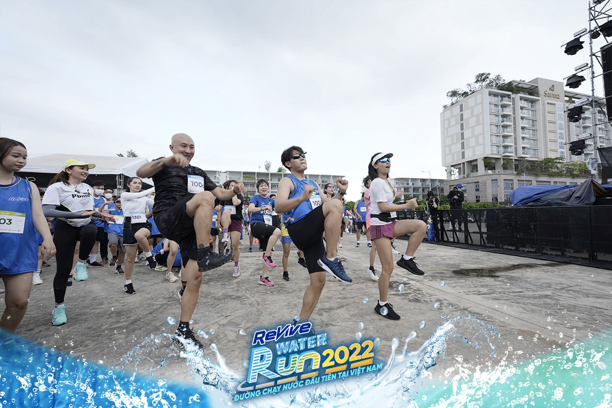 Bắt khoảnh khắc siêu mát của hơn 5000 vận động viên tham gia đường chạy nước Revive Water Run 2022