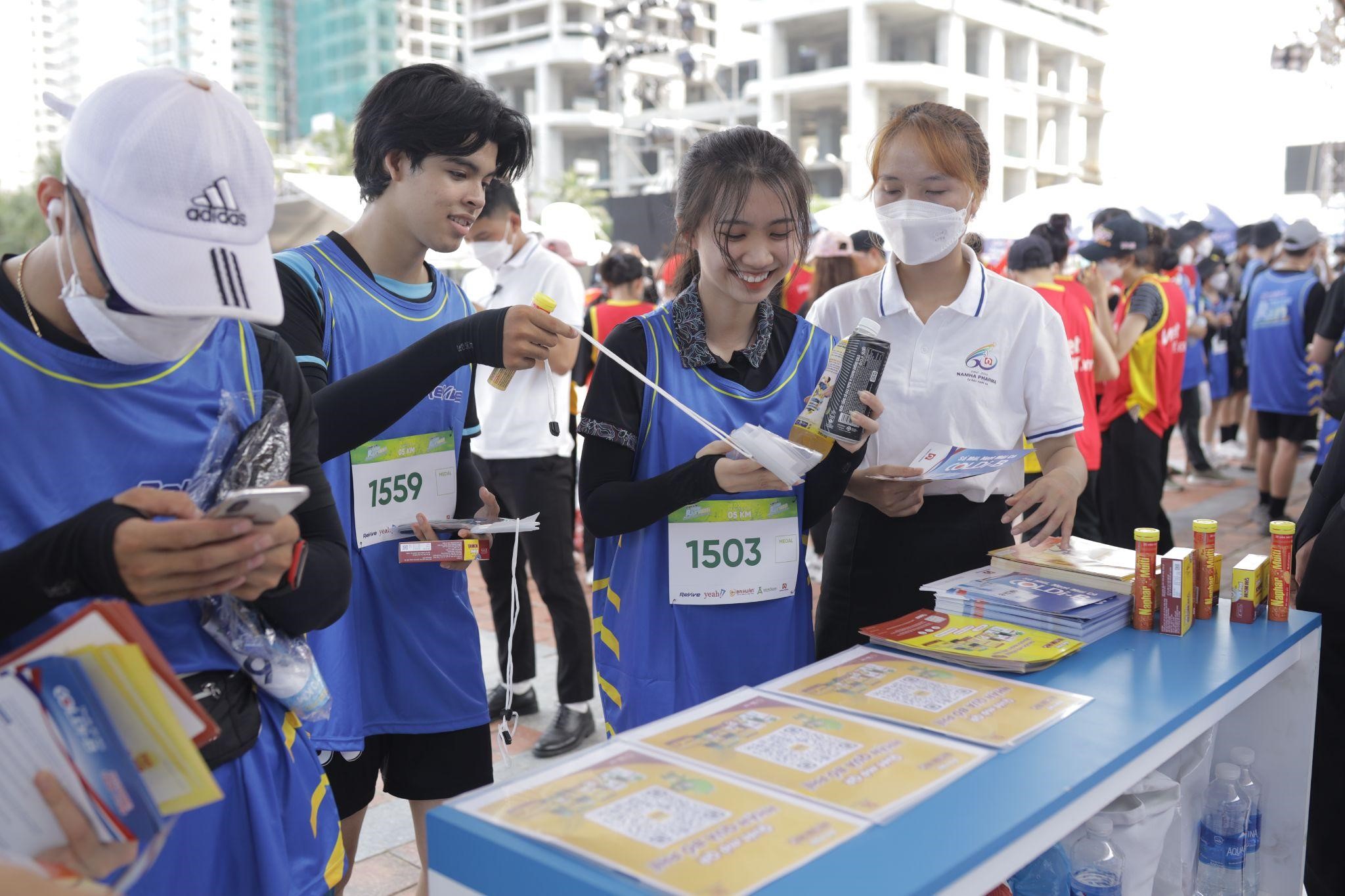 Dược Nam Hà tiếp sức 8000 vận động viên tại Revive Water Run