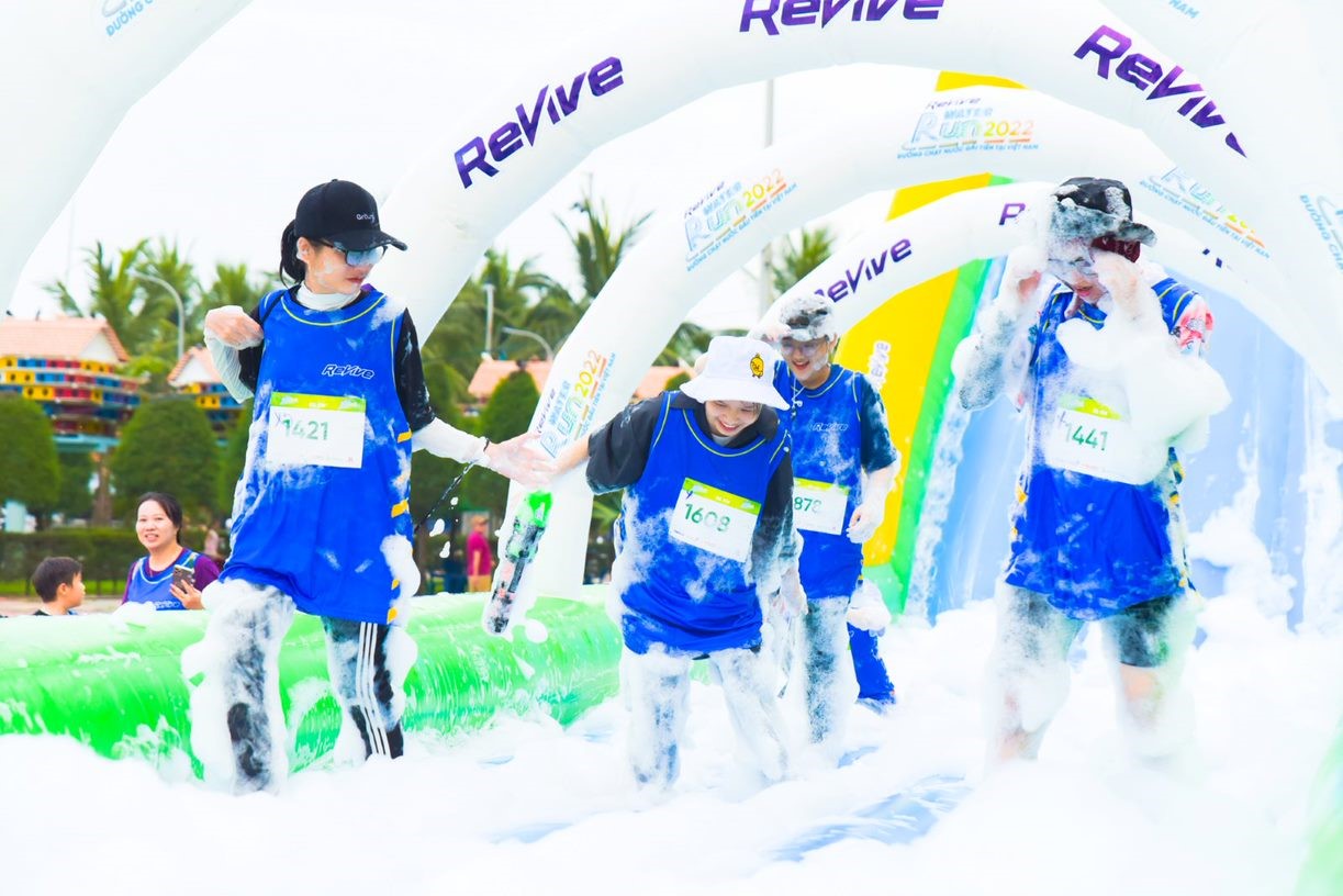 Hơn 3000 vận động viên Đà Nẵng hưởng ứng giải chạy nước mới lạ - Revive Water Run!