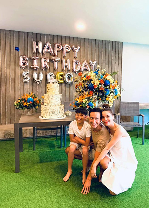 Kim Lý cùng Hà Hồ tổ chức một bữa tiệc thân mật nhân dịp sinh nhật 10 tuổi của Subeo cách đây không lâu. Hình ảnh 3 người khiến cộng đồng mạng vô cùng ngưỡng mộ bởi sự ngọt ngào và tình cảm của gia đình nhỏ.