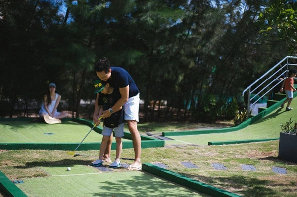 Thậm chí, Kim Lý còn dành thời gian dạy Subeo học đánh golf.