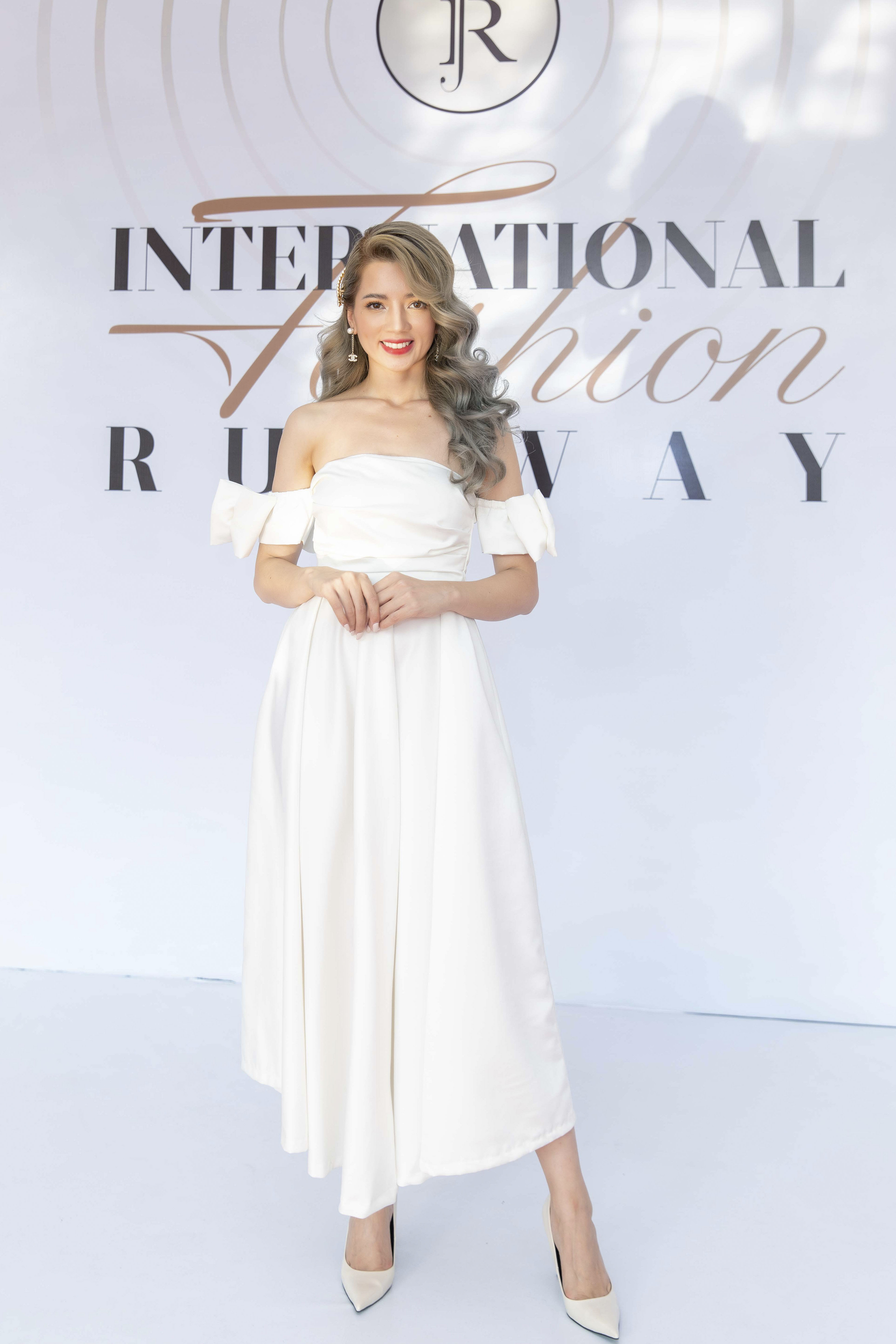 Siêu mẫu Hà Anh thần thái 'ngút ngàn' mở màn sàn catwalk International Fashion Week - ảnh 4