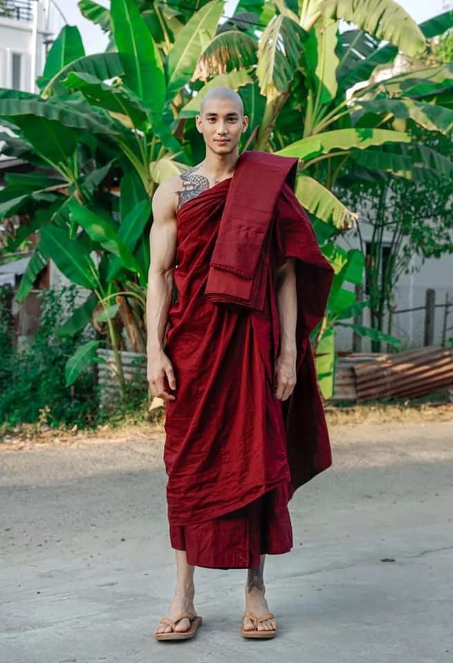 Paing Takhon, 24 tuổi hiện là người mẫu kiêm diễn viên, MC nổi tiếng ở Myanmar. Sau khi những bức ảnh cạo trọc đầu để tham gia vào một khóa tu 10 ngày được lan truyền trên MXH, anh chàng đã thu hút không ít sự quan tâm từ netizens.