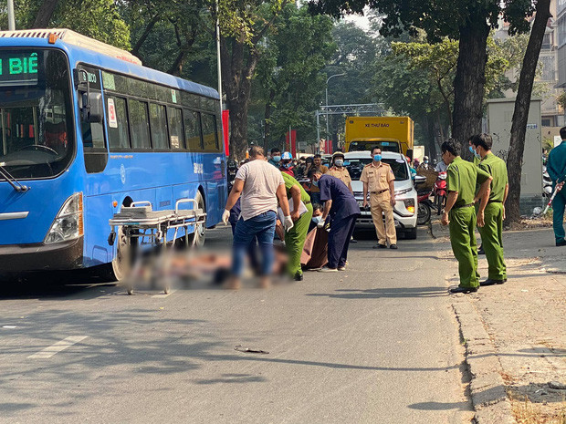 Người phụ nữ lớn tuổi đi bộ băng qua đường thì bị xe buýt số 150 tông thiệt mạng tại chỗ. Vụ tai nạn xảy ra khoảng 9h ngày 20/1 trên đường Nguyễn Đình Chiểu, phường Đakao, quận 1, TP.HCM.
Xem thêm tại đây!