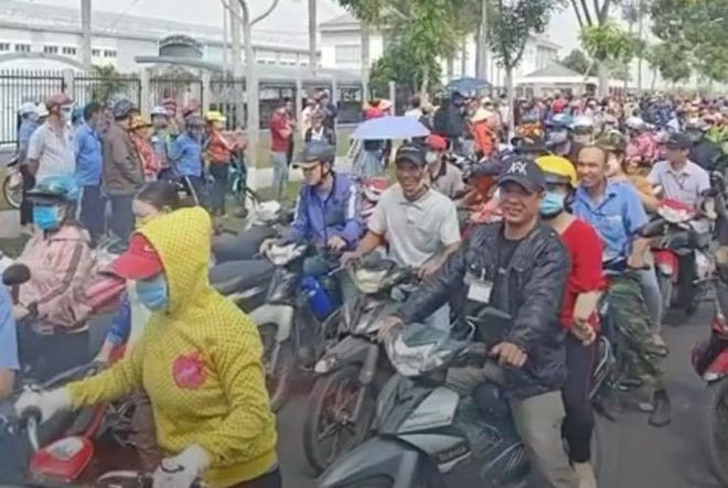 Tết Nguyên đán năm nay chỉ được công ty thưởng 1 tháng lương, năm ngoái thì được 2 tháng lương, hơn 1.000 công nhân ngừng việc tập thể.
Xem thêm tại đây!