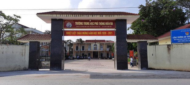 Chiều 29-1, lực lượng chức năng của tỉnh Phú Thọ đã tiến hành cách ly 666 người trong đoàn cán bộ, giáo viên, học sinh của Trường PTTH Hiền Đa (huyện Cẩm Khê, tỉnh Phú Thọ) đi trải nghiệm tại Hải Dương và Quảng Ninh, nơi có các 'ổ dịch' đang hoạt động về.
XEM THÊM