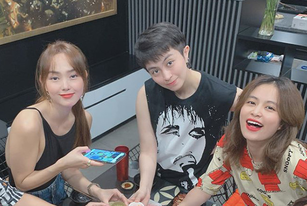 Trend ngày 30/1 có gì: Jack gây chú ý bởi cách cư xử với Hòa Minzy, đám cưới Phan Thành nhìn đâu cũng thấy tiền chục tỷ Mới đây, Hoàng Thùy Linh và Gil Lê lại có động thái khiến dân tình đồn đoán cả hai đang check-in cùng một chỗ. Cụ thể, Gil Lê vừa đăng story quay không gian ở một tiệm spa cho mèo thì cùng lúc đó, Hoàng Thùy Linh cũng đăng tải hình ảnh chú mèo của mình được đưa đi chăm sóc ở cửa hàng thú cưng.
XEM THÊM