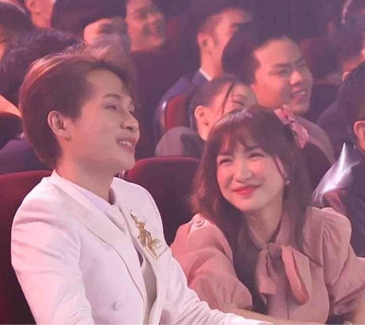 Trend ngày 30/1 có gì: Jack gây chú ý bởi cách cư xử với Hòa Minzy, đám cưới Phan Thành nhìn đâu cũng thấy tiền chục tỷ Cùng xuất hiện trong lễ trao giải Làn sóng xanh 2020 diễn ra tối 28/1, Jack và Hòa Minzy có những khoảnh khắc tương tác gây chú ý. Cụ thể hai ca sĩ được xếp ngồi cạnh nhau trên hàng ghế đầu, khi một trong hai lên nhận giải, người kia vỗ tay chúc mừng nhiệt tình. Đặc biệt khi Hòa Minzy lên nhận giải 'MV của năm' trở về chỗ ngồi, Jack có hành động ga lăng khi giữ ghế cho người chị và còn đập tay chung vui.
XEM THÊM
