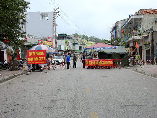 Chủ tịch UBND huyện Vân Đồn (Quảng Ninh) quyết định phong tỏa toàn bộ đảo Cái Bầu (bao gồm 6 xã và 1 thị trấn) thuộc huyện này kể từ 00h ngày 2/2/2021.
Xem thêm