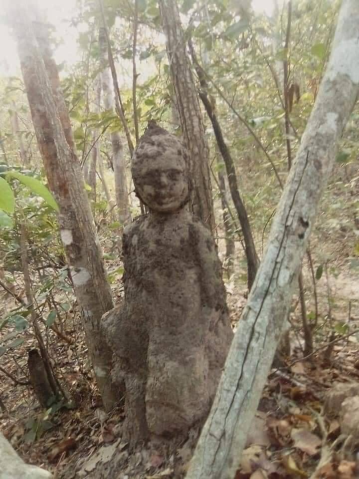 Có hình dáng giống hệt một 'Ai Khai' (Cậu bé Trứng) trong huyền thoại cổ xưa, gò mối ở Thái Lan này đã được người dân rào kỹ lại, lập thành một nơi thờ cúng mong gặp được may mắn.
Xem thêm