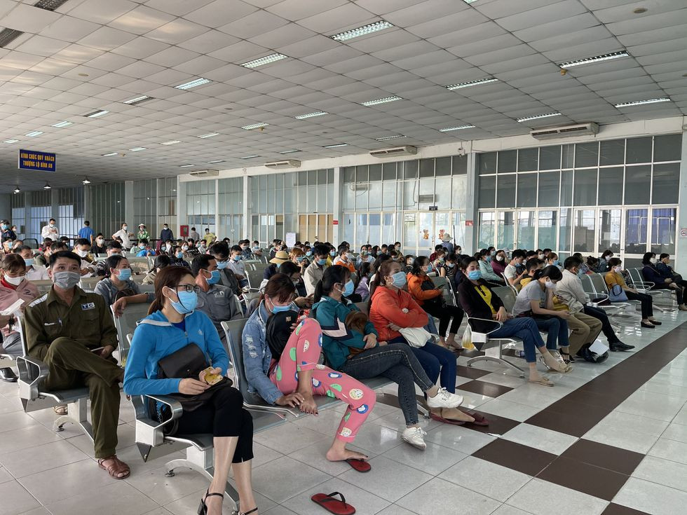 Sau khi TP.HCM và một số tỉnh thành có ca nhiễm Covid-19, nhiều hành khách chờ từ sáng tới chiều để trả vé tàu ở ga Sài Gòn, chấp nhận bị mất 30% để hủy về quê ăn Tết vì sợ phải cách ly.
Xem thêm