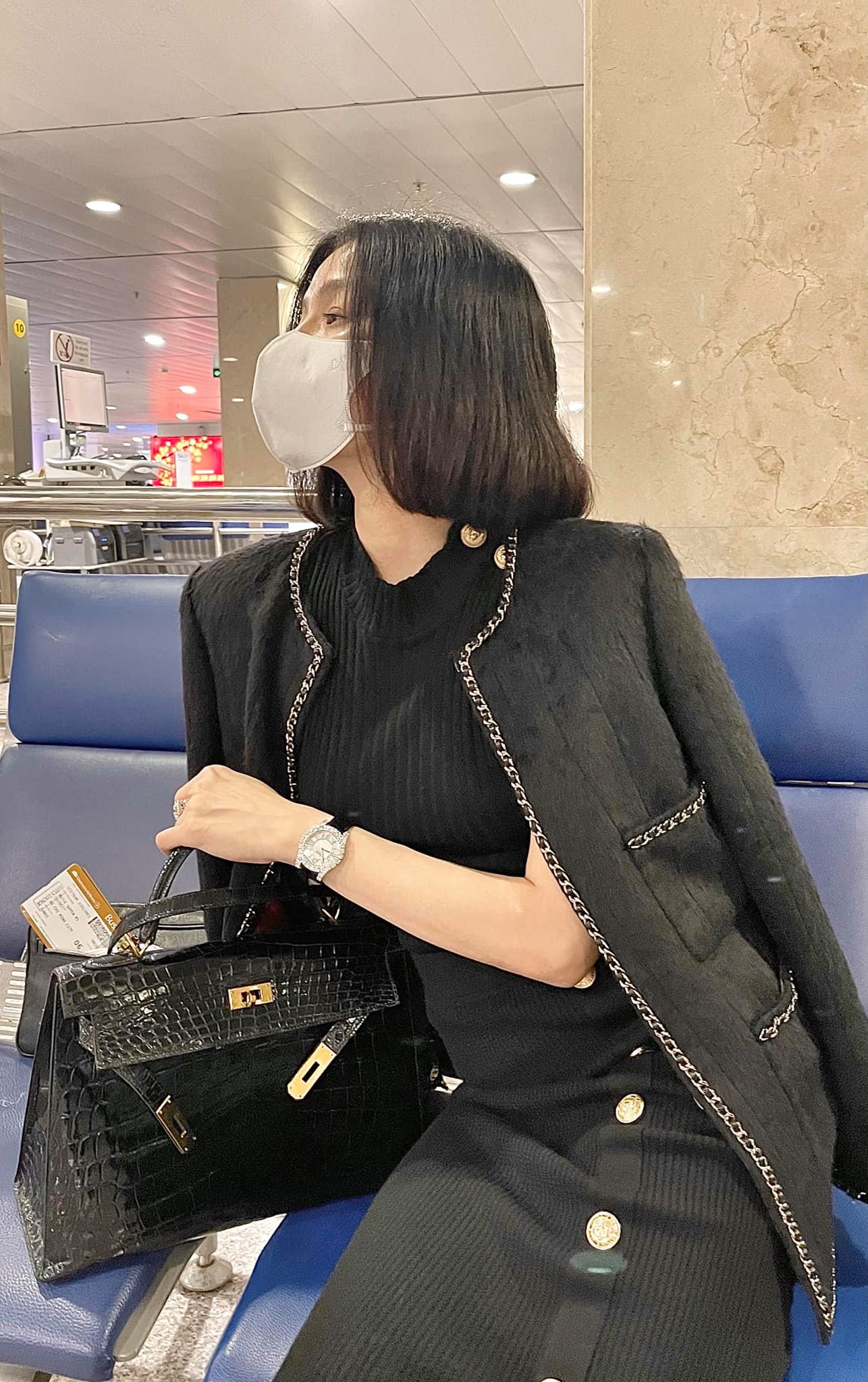 Trend ngày 5/2 có gì: Hương Giang sợ anti-fan công kích, sao Việt gây choáng trước mâm cúng ông Táo Lệ Quyên bất chấp dịch bệnh để ra Hà Nội đón Tết cùng gia đình, Covid-19 nguy hiểm nhưng mẹ đã già. Tâm sự vào lúc rạng sáng của Lệ Quyên nhận được sự đồng cảm từ khán giả lẫn đồng nghiệp. Nữ ca sĩ hiện tại đã ra Hà Nội đoàn tụ cùng gia đình chuẩn bị đón Tết Nguyên Đán. Xem thêm