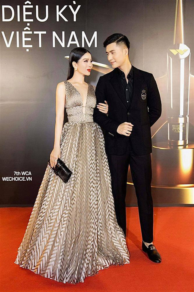 Trend ngày 6/2 có gì: Trường Giang dằn mặt ViruSs, Jack lập kỉ lục mới, Trấn Thành gây chú ý trong ngày sinh nhật Mới đây, Lâm Bảo Châu thậm chí còn ngầm hé lộ cách xưng hộ là 'vợ chồng' với Lệ Quyên trong bài đăng trên trang cá nhân. Hành động trả lời một cách vô cùng tự nhiên và thoải mái của nam diễn viên đã khiến công chúng bất ngờ.
Xem thêm