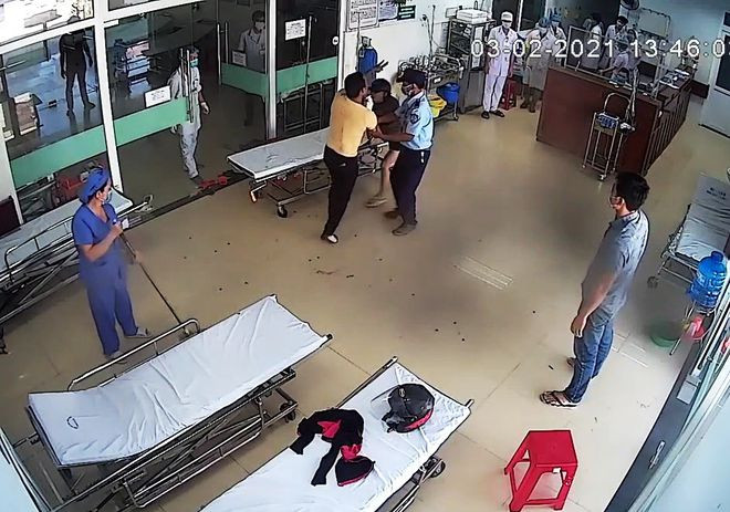 Trend ngày 6/2 có gì: Trường Giang dằn mặt ViruSs, Jack lập kỉ lục mới, Trấn Thành gây chú ý trong ngày sinh nhật Được bác sĩ nhắc mang khẩu trang để phòng chống dịch Covid-19, nhưng ông N. không thực hiện mà còn có hành vi đấm vào mặt bác sĩ, gây thương tích.
Xem thêm