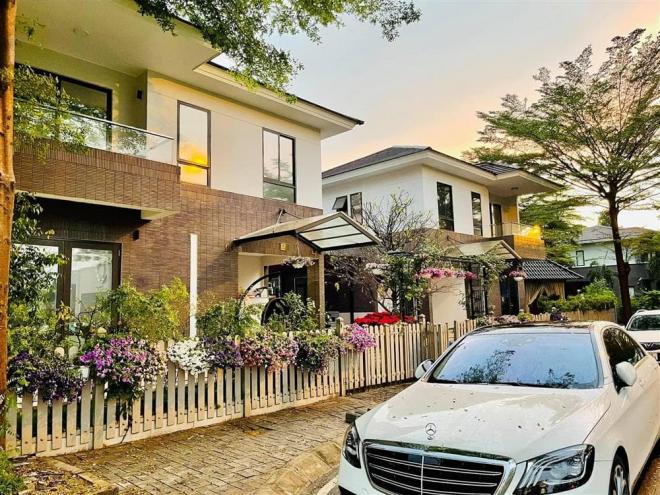 Trend ngày 10/2 có gì: Lệ Quyên cùng tình trẻ diện đồ đôi về quê ăn Tết, 4 phim Tết hoãn chiếu lỗ chục tỷ đồng? Vào tối ngày 8/2, Nhật Kim Anh đã đăng tải loạt ảnh căn biệt thự triệu đô, rộng 220m2 khiến dân tình phát choáng bởi độ khủng. Cư dân mạng được một phen choáng váng khi biết giá trị của cây mai trong nhà Nhật Kim Anh lên tới 600 triệu đồng.
Xem thêm