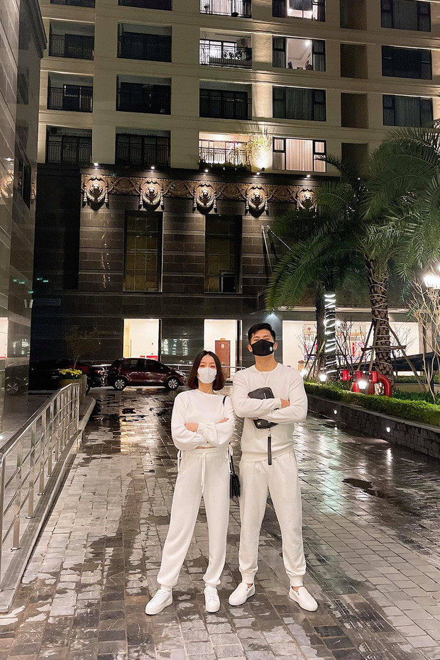 Trend ngày 10/2 có gì: Lệ Quyên cùng tình trẻ diện đồ đôi về quê ăn Tết, 4 phim Tết hoãn chiếu lỗ chục tỷ đồng? Vào tối ngày 9/2 (28 Tết), 'Nữ hoàng phòng trà' đã chính thức khoe ảnh diện quần áo và mang giày đôi với người tình kém 12 tuổi, cùng xuất hiện tại Hà Nội. Không còn là tin đồn, cặp đôi được cho là đăng bức ảnh này để khẳng định chuyện cùng về quê đón Tết. Dân tình cho rằng Lệ Quyên và người yêu ngày càng tiến triển tốt đẹp vì luôn 'dính như sam' và thoải mái lộ diện trước bạn bè cũng như công chúng. Xem thêm