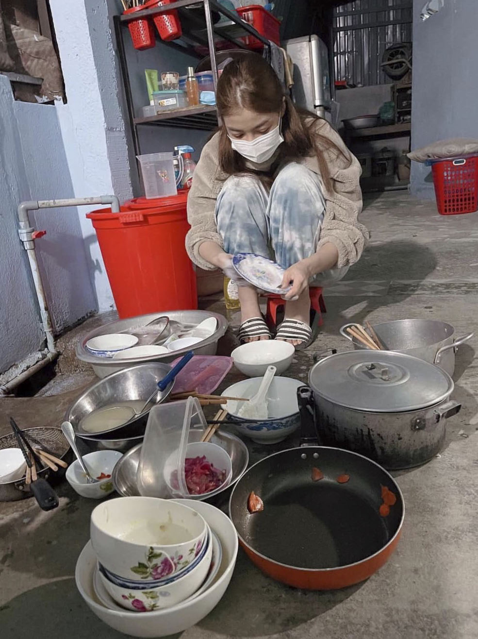 Hình ảnh á hậu Kiều Loan xắn tay áo, ngồi dưới bếp cặm cụi rửa bát sau khi 'khăn gói' về quê nhà Quảng Nam ăn tết đã khiến rất nhiều người cảm thấy thích thú.
Xem thêm