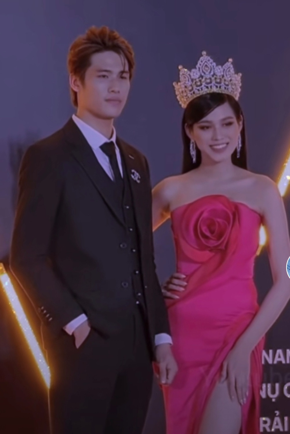 Nam đồng nghiệp sượng trân vì Hoa hậu Đỗ Thị Hà từ chối ôm eo chụp ảnh