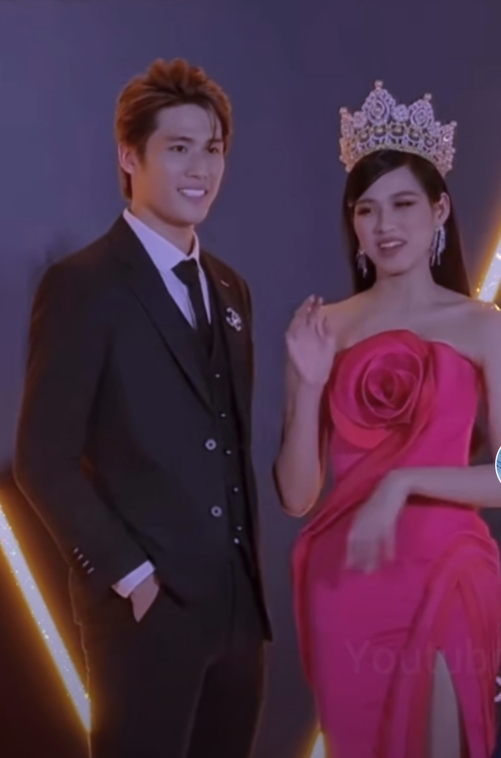 Mới đây, trên mạng xã hội đang lan truyền đoạn clip ghi lại khoảnh khắc Hoa hậu Việt Nam 2020 - Đỗ Thị Hà thẳng thừng từ chối cái ôm lịch sự của một đồng nghiệp nam khi cùng nhau chụp ảnh trên thảm đỏ tại một lễ trao giải diễn ra cách đây không lâu. 
Xem thêm