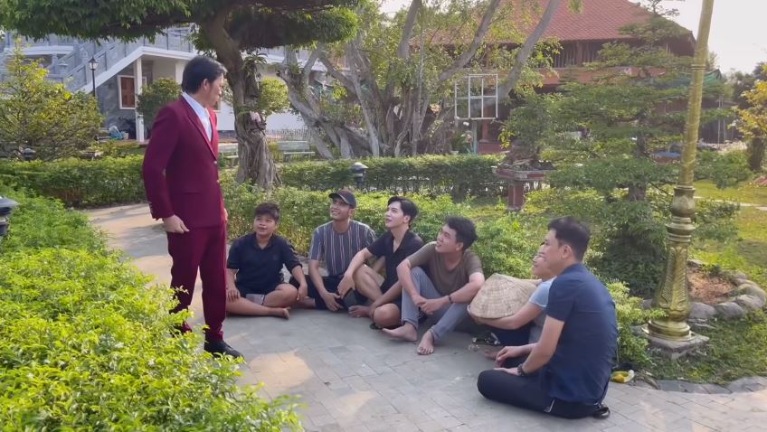 Trend ngày 24/2 có gì: Hoài Linh mặc vest đi cắt cỏ, MV của Sơn Tùng đã được hồi sinh sau 1 ngày biến mất?