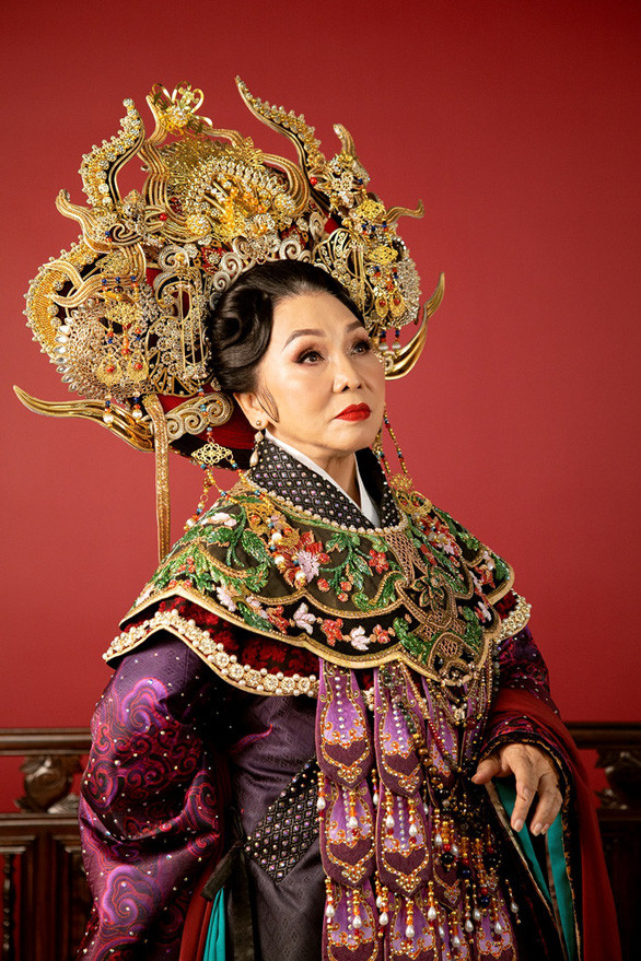 Khánh Vân hóa thân thành Thái hậu Dương Vân Nga, bất ngờ gây tranh cãi: Mặc trang phục uy nghiêm mà thần thái lại tầm thường