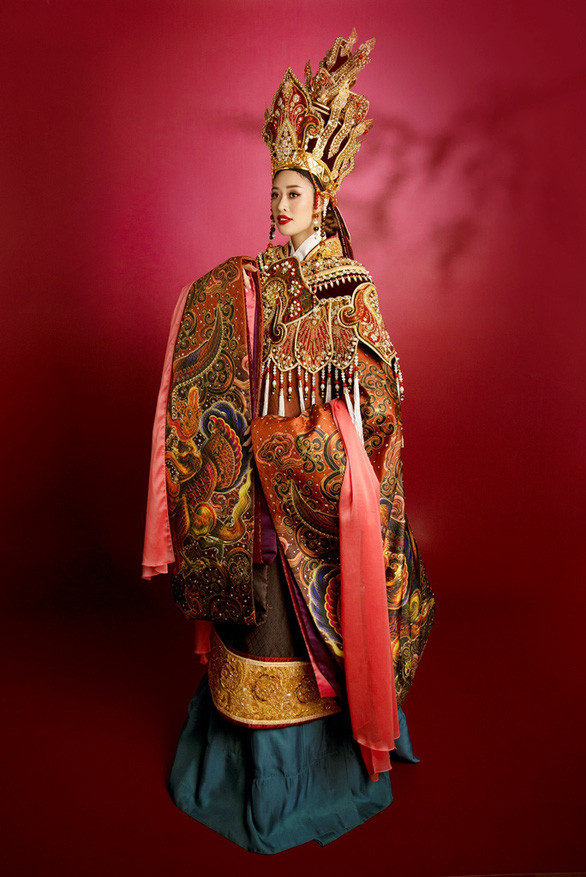 Khánh Vân hóa thân thành Thái hậu Dương Vân Nga, bất ngờ gây tranh cãi: Mặc trang phục uy nghiêm mà thần thái lại tầm thường