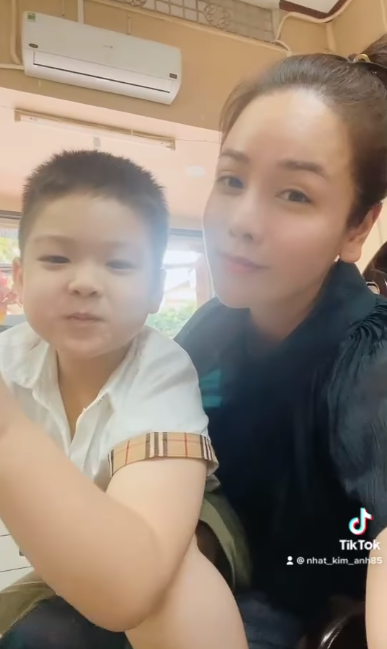 Giành được quyền nuôi con, Nhật Kim Anh hào hứng khoe clip đùa giỡn hí hửng sau bao ngày đấu tranh Giành được quyền nuôi con, Nhật Kim Anh hào hứng khoe clip đùa giỡn hí hửng sau bao ngày 'đấu tranh' - ảnh 1