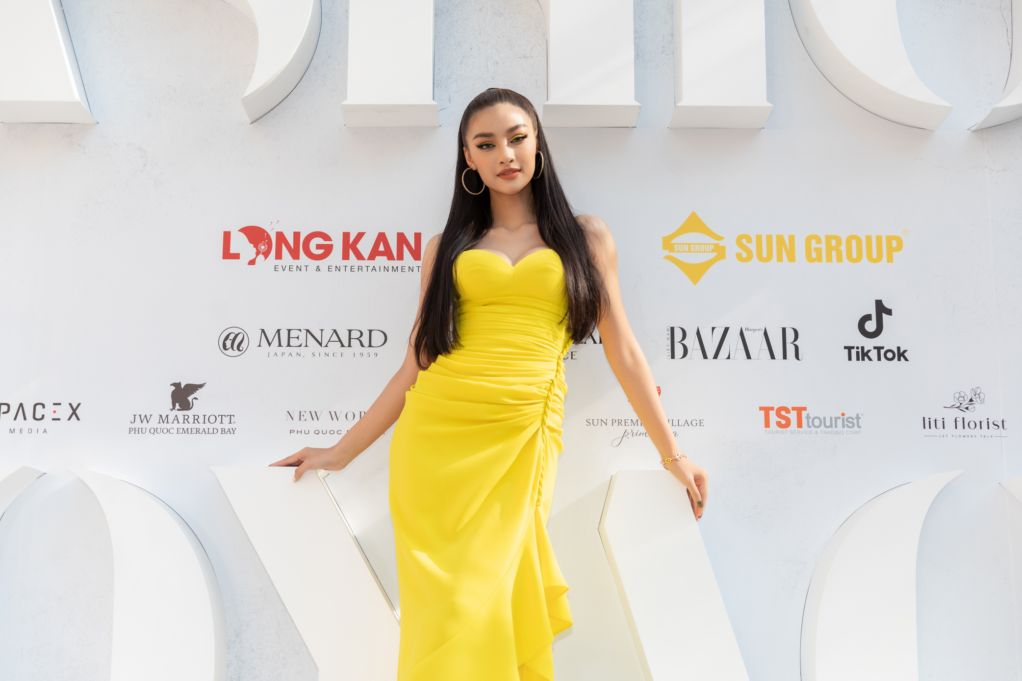 Dàn Hoa hậu, Á hậu diện trang phục mùa hè quyến rũ, đến chúc mừng show thời trang của NTK Lê Thanh Hoà