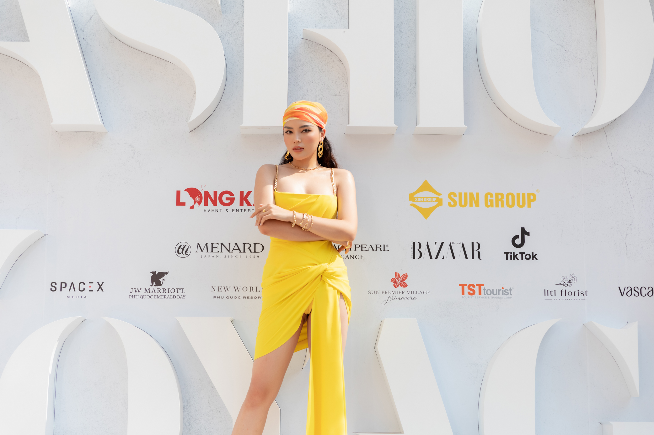 Dàn Hoa hậu, Á hậu diện trang phục mùa hè quyến rũ, đến chúc mừng show thời trang của NTK Lê Thanh Hoà