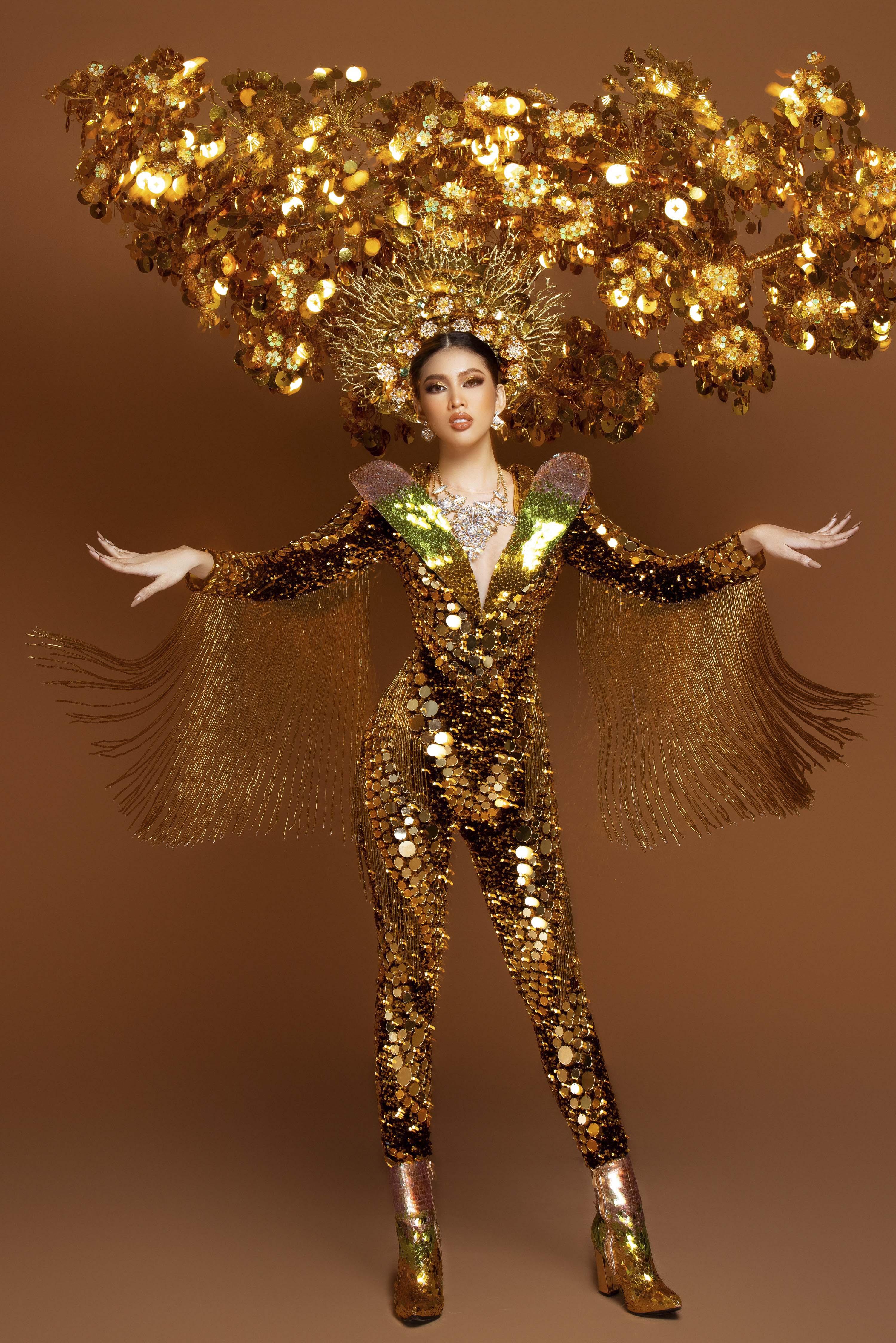 Á hậu Ngọc Thảo mang quốc phục nặng gần 30kg lên 'đấu trường' Miss Grand International 2020 - ảnh 1