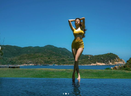 Hồ Ngọc Hà khoe body đủ kiểu bên bể bơi, nhưng bàn tay hư đặt nhầm chỗ của Kim Lý gây dậy sóng