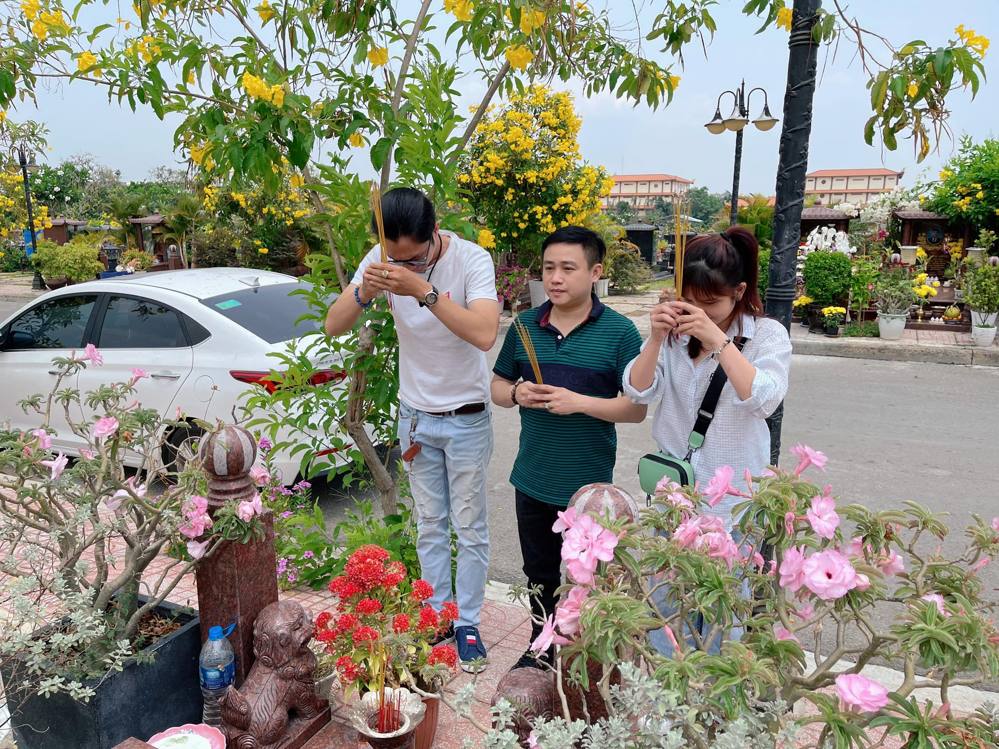 Minh Luân đi thăm mộ cố nghệ sĩ Anh Vũ, chuẩn bị toàn món ăn ngon để tưởng nhớ sau 2 năm ngày mất - ảnh 5