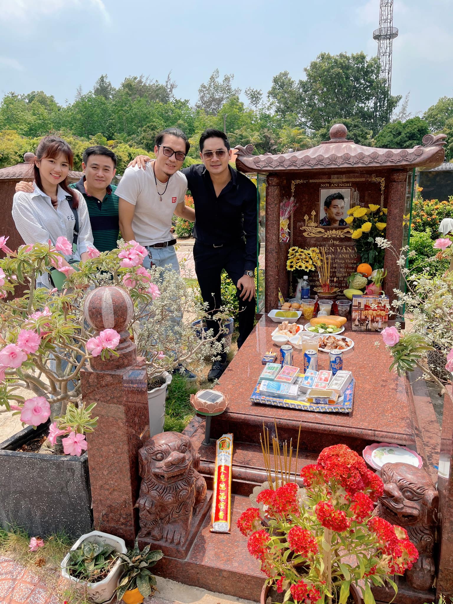 Minh Luân đi thăm mộ cố nghệ sĩ Anh Vũ, chuẩn bị toàn món ăn ngon để tưởng nhớ sau 2 năm ngày mất - ảnh 6