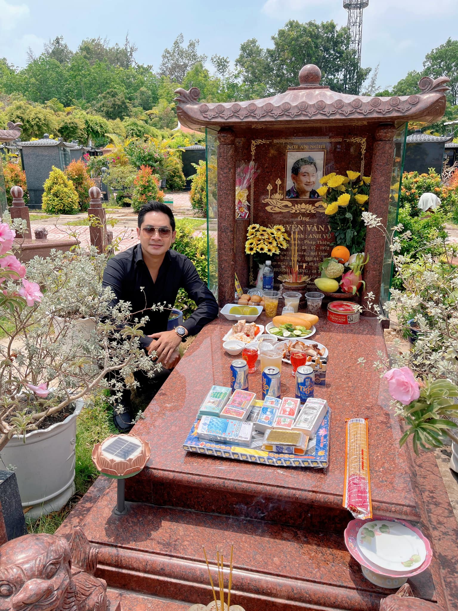 Minh Luân đi thăm mộ cố nghệ sĩ Anh Vũ, chuẩn bị toàn món ăn ngon để tưởng nhớ sau 2 năm ngày mất - ảnh 1